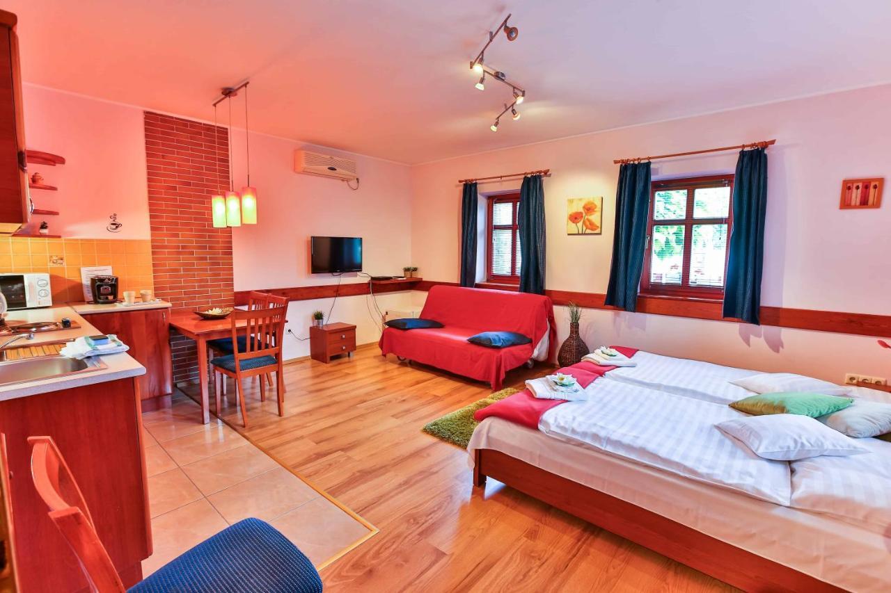 Sara-Lux Apartman Nyarliget Ngoại thất bức ảnh