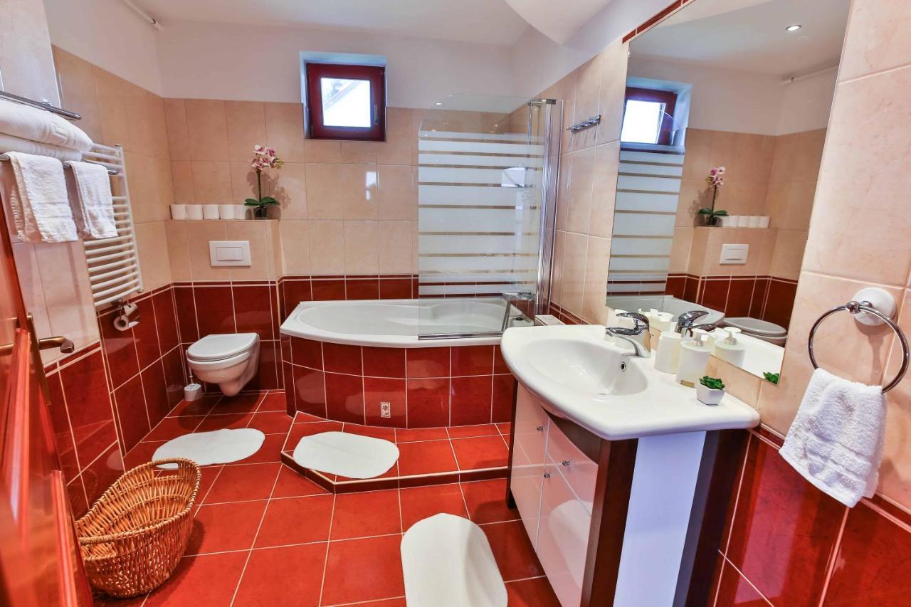 Sara-Lux Apartman Nyarliget Ngoại thất bức ảnh