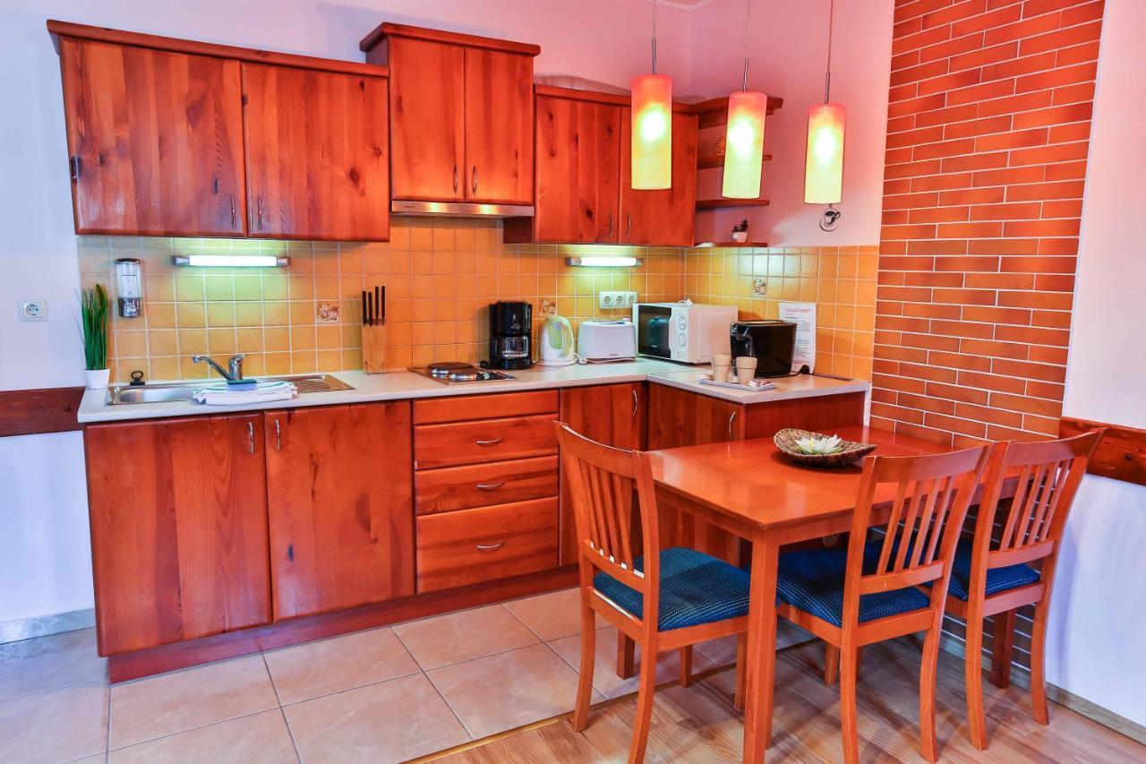 Sara-Lux Apartman Nyarliget Ngoại thất bức ảnh