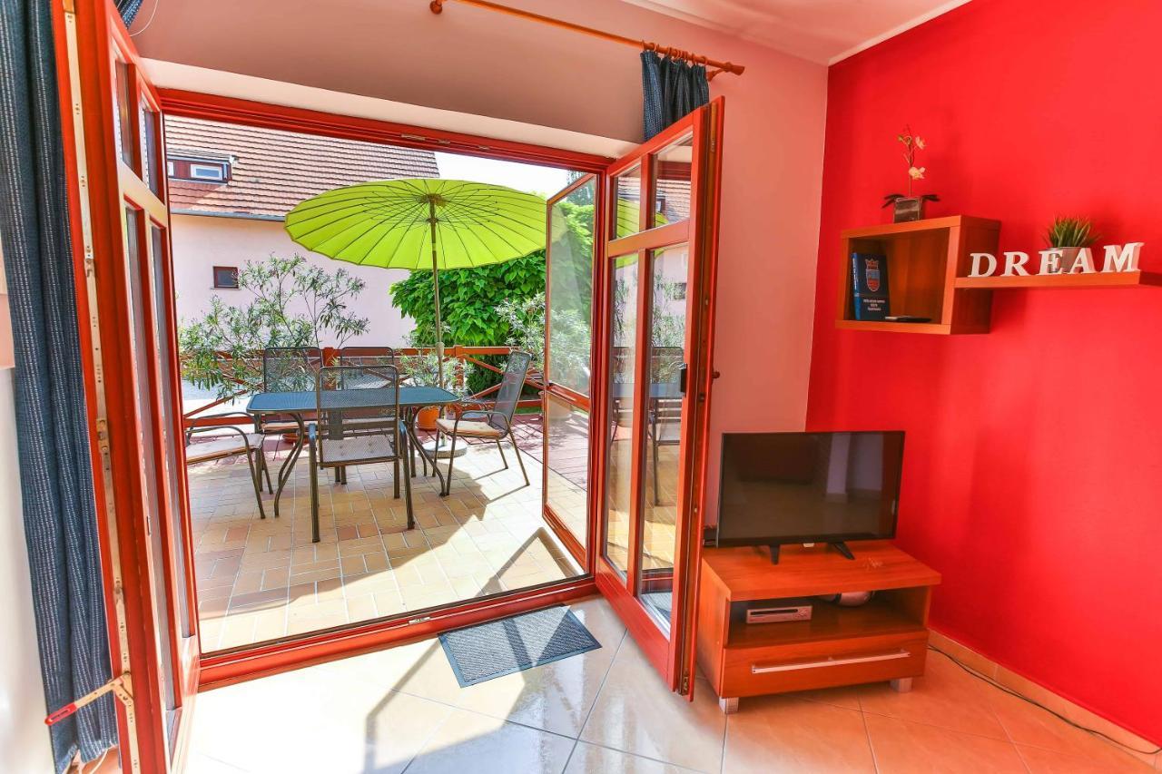 Sara-Lux Apartman Nyarliget Ngoại thất bức ảnh